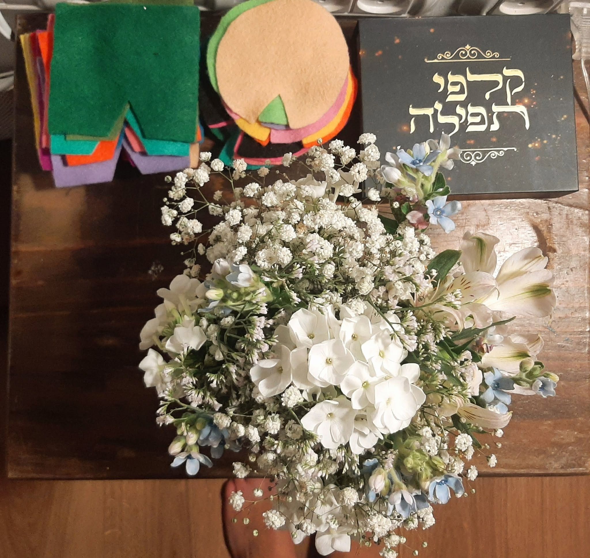 פרחים, קלפי תפילה, ובדי קונסטלציה