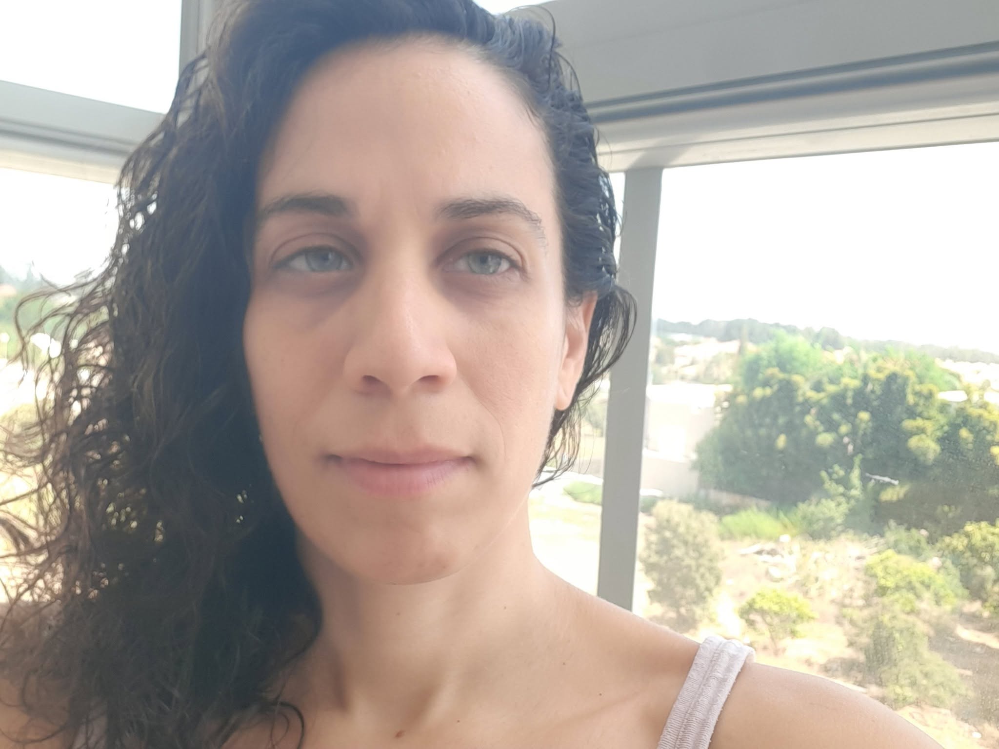 שיר במרפסת ביתה